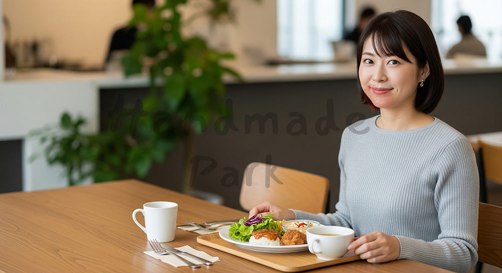 フリー素材 無料 写真｜カフェでプレートランチを楽しむ20代日本人女性のランチタイム（表現2）