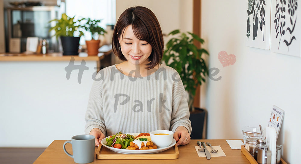 フリー素材 無料 写真｜カフェでプレートランチを楽しむ20代日本人女性のランチタイム（表現1）