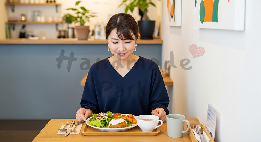 フリー素材 無料 写真｜カフェでプレートランチを楽しむ20代日本人女性のランチタイム コピースペースあり