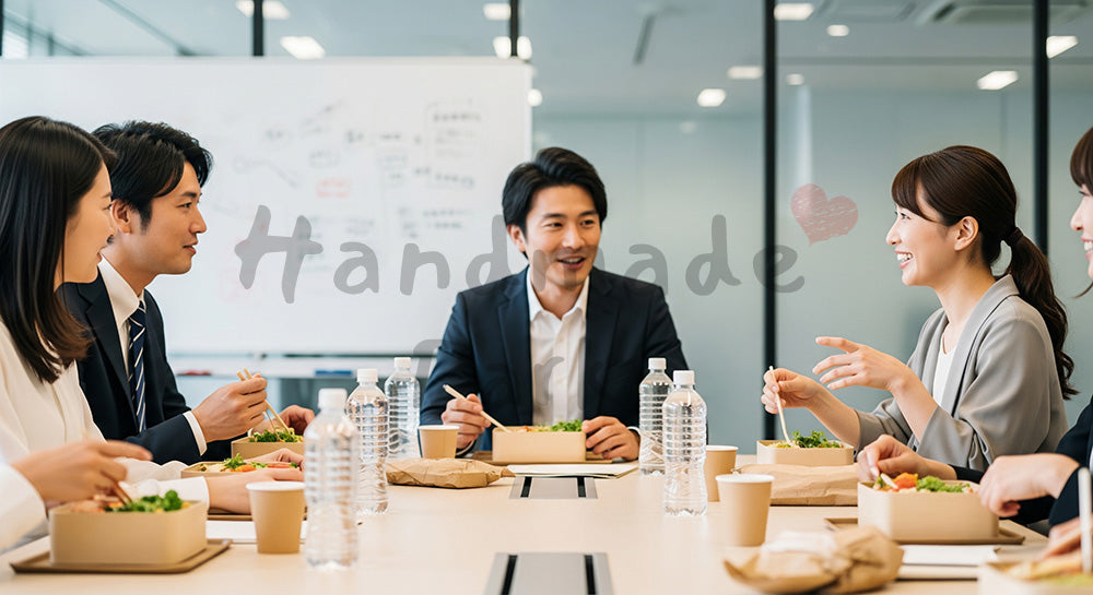 フリー素材 無料 写真｜会議室テーブルでランチボックスを囲む日本人ビジネスパーソンたち（表現2）