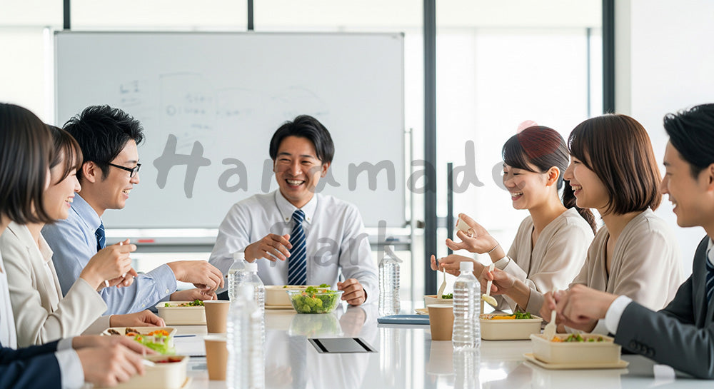 フリー素材 無料 写真｜会議室テーブルでランチボックスを囲む日本人ビジネスパーソンたち（表現1）