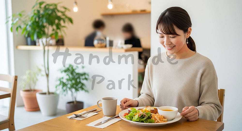 フリー素材 無料 写真｜カフェでプレートランチを楽しむ20代日本人女性のランチタイム 余白あり