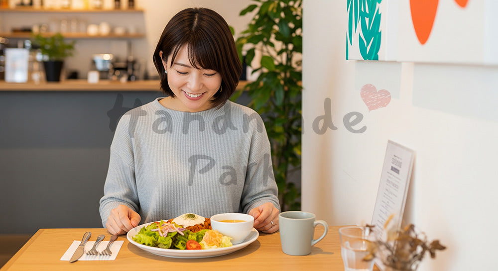 フリー素材 無料 写真｜カフェでプレートランチを楽しむ20代日本人女性のランチタイム 背景素材