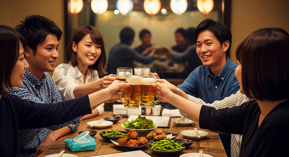 フリー素材 無料 写真｜居酒屋風のテーブルで乾杯する日本人友人グループの飲み会シーン 背景素材