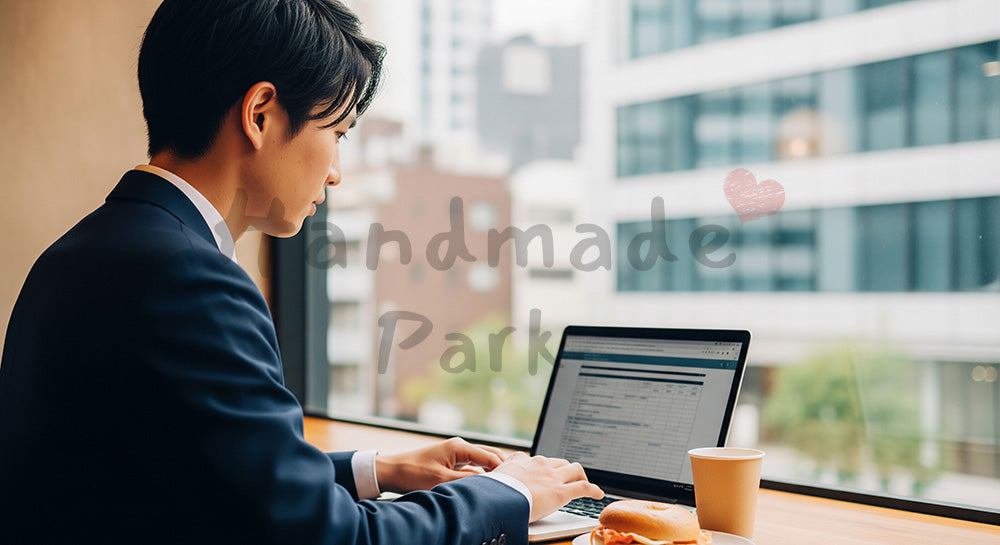 フリー素材 無料 写真｜カフェでコーヒーと軽食を取りながらノートPC作業をする日本人会社員 余白あり
