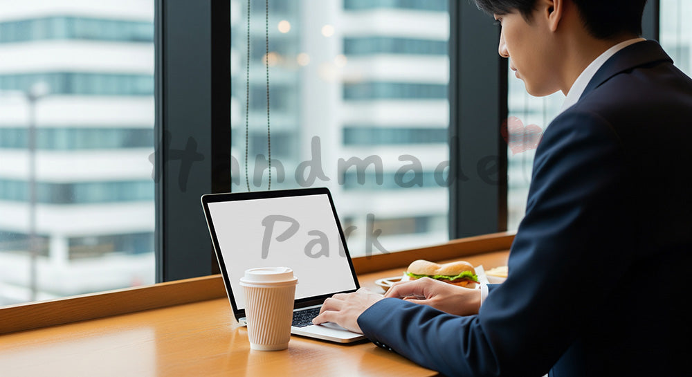 フリー素材 無料 写真｜カフェでコーヒーと軽食を取りながらノートPC作業をする日本人会社員 写真背景