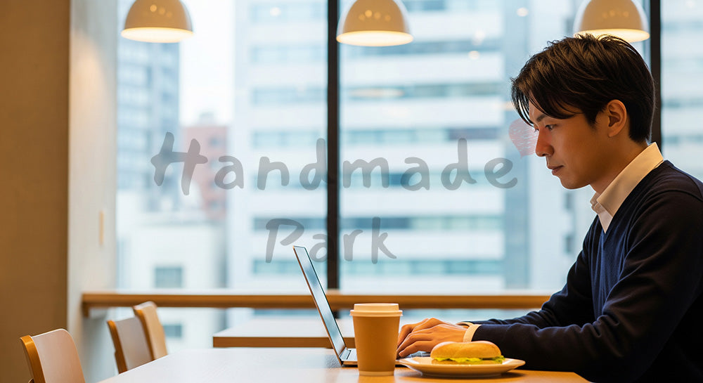 フリー素材 無料 写真｜カフェでコーヒーと軽食を取りながらノートPC作業をする日本人会社員 背景素材