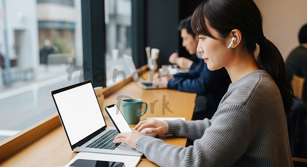 フリー素材 無料 写真｜カフェの窓際でノートPCとスマホを使いリモートワークをする20代日本人女性 背景素材
