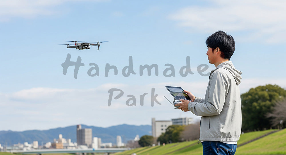 フリー素材 無料 写真｜タブレット型コントローラーで小型ドローンを操作する日本人男性の屋外シーン（表現1）