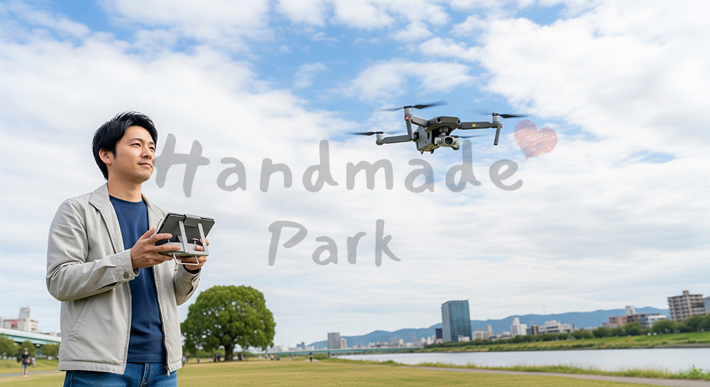 フリー素材 無料 写真｜タブレット型コントローラーで小型ドローンを操作する日本人男性の屋外シーン 写真背景