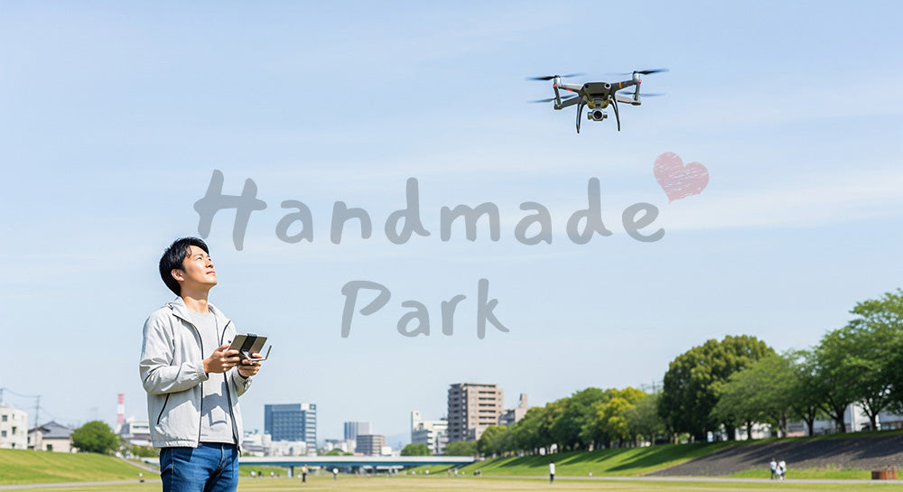 フリー素材 無料 写真｜タブレット型コントローラーで小型ドローンを操作する日本人男性の屋外シーン