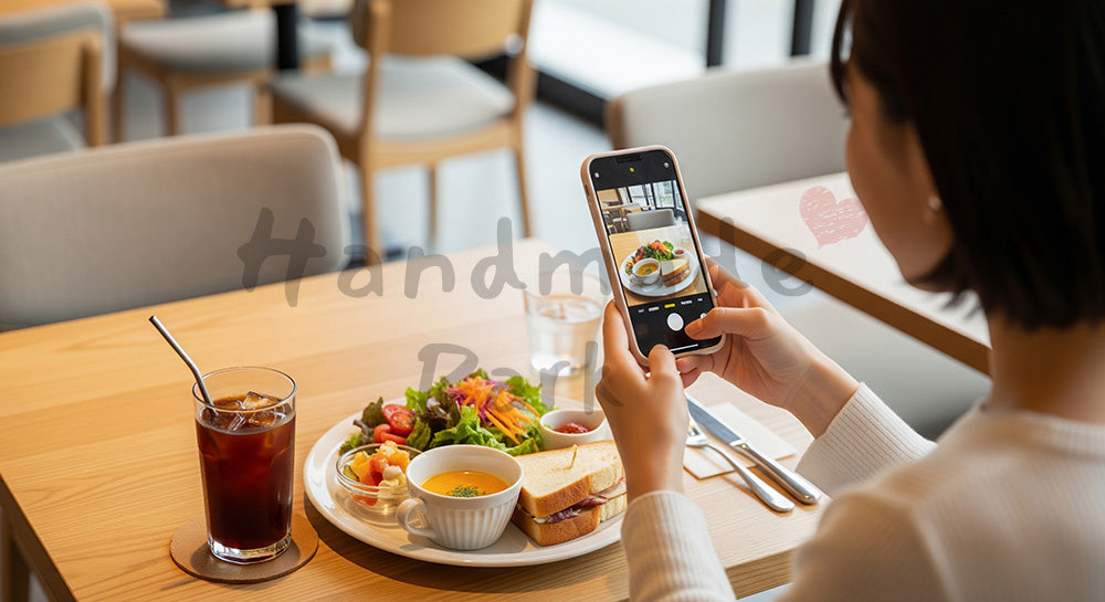 フリー素材 無料 写真｜カフェでスマートフォンを使いランチプレートを撮影する日本人女性のSNS投稿シーン 背景素材