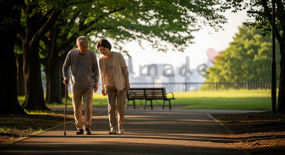 フリー素材 無料 写真｜夕方の公園を杖を持ってゆっくり散歩する日本人シニア夫婦 余白あり