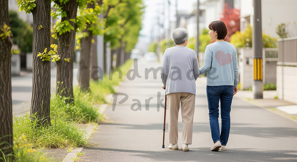 フリー素材 無料 写真｜住宅街の歩道を杖をつきながら娘世代と歩く日本人シニア女性の後ろ姿 背景素材