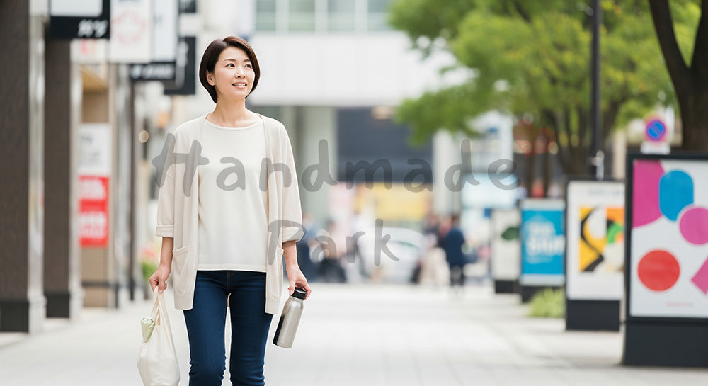 フリー素材 無料 写真｜エコバッグとマイボトルを持って街を歩く日本人女性のサステナブルな日常 背景素材