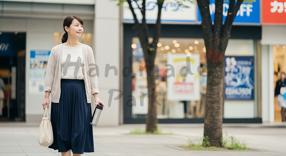 フリー素材 無料 写真｜エコバッグとマイボトルを持って街を歩く日本人女性のサステナブルな日常