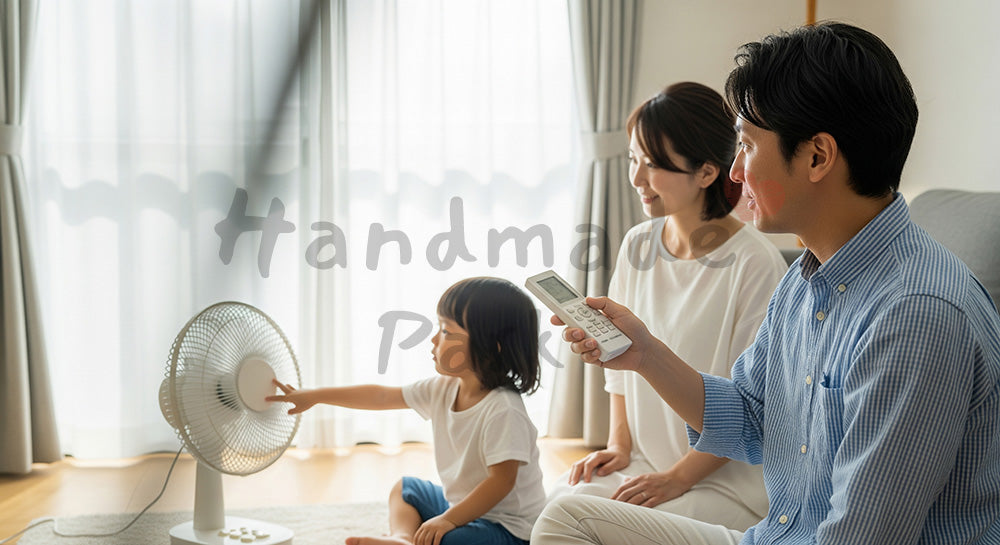 フリー素材 無料 写真｜エアコンと扇風機を併用して省エネ対策をする日本人家族の夏のリビング 写真背景