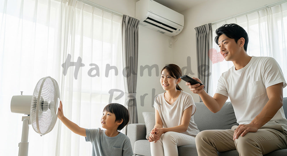 フリー素材 無料 写真｜エアコンと扇風機を併用して省エネ対策をする日本人家族の夏のリビング