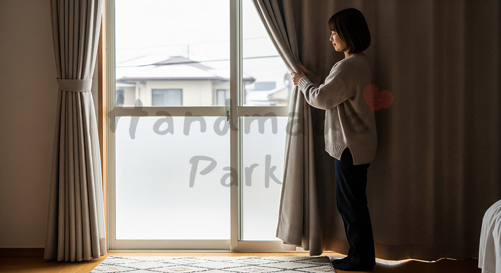 フリー素材 無料 写真｜断熱カーテンを閉めて暖房効率を高める日本人女性の冬の省エネシーン