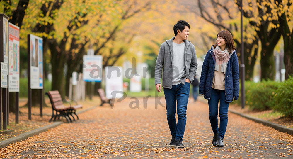 フリー素材 無料 写真｜秋の公園を並んで散歩する日本人カップル 写真背景