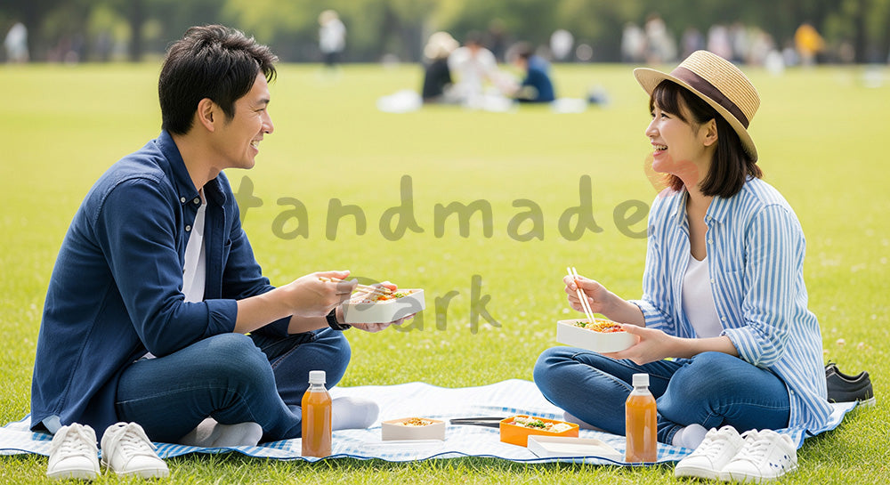 フリー素材 無料 写真｜芝生の上でピクニックデートを楽しむ日本人カップル
