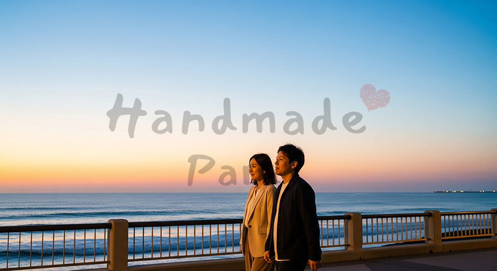 フリー素材 無料 写真｜夕暮れの海辺を並んで歩く日本人カップルのデートシーン 写真背景