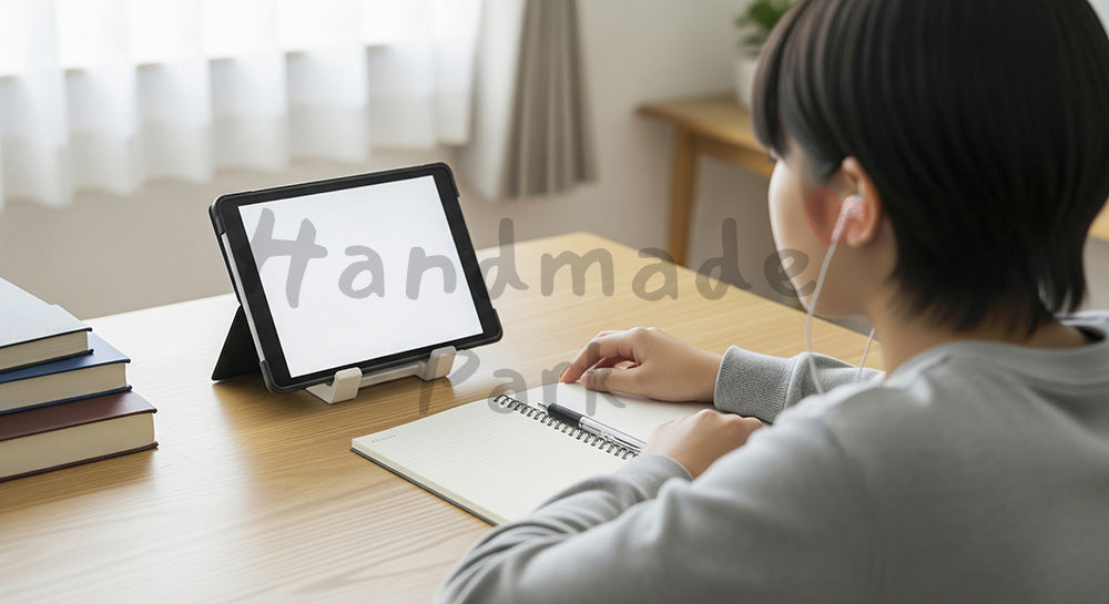 フリー素材 無料 写真｜タブレットでオンライン授業を受ける日本人中高生の自宅学習シーン 背景素材