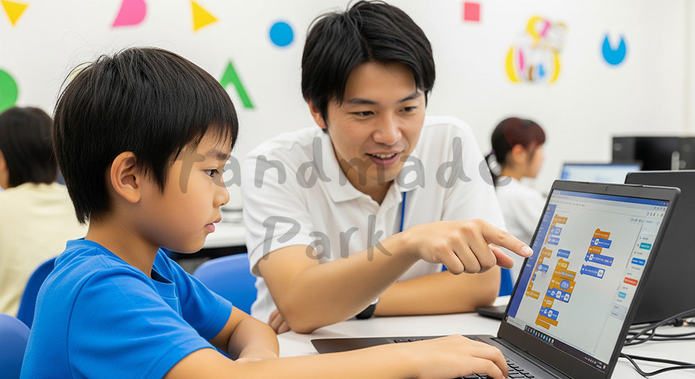 フリー素材 無料 写真｜子ども向けプログラミング教室でPC画面を操作する日本人小学生と講師 余白あり