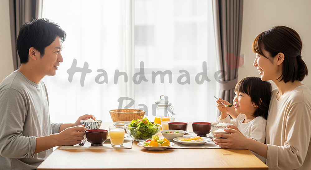 フリー素材 無料 写真｜朝食を囲んで会話を楽しむ日本人家族のダイニングシーン 背景素材