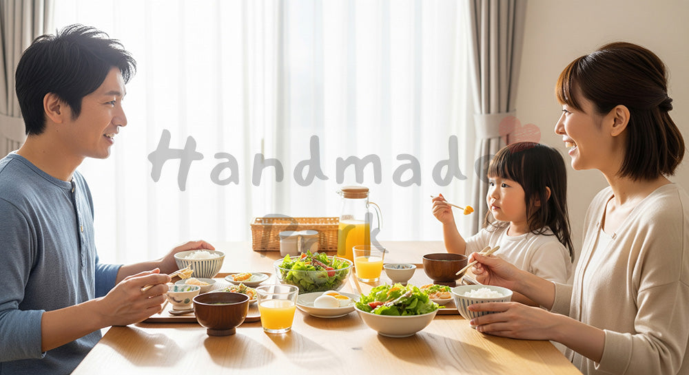 フリー素材 無料 写真｜朝食を囲んで会話を楽しむ日本人家族のダイニングシーン