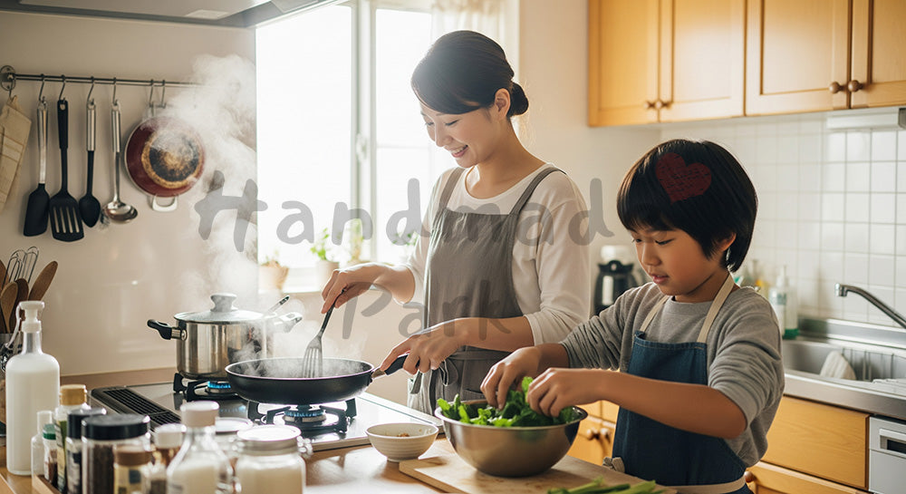 フリー素材 無料 写真｜キッチンで夕食づくりを一緒に楽しむ日本人母子のクッキングシーン 背景素材