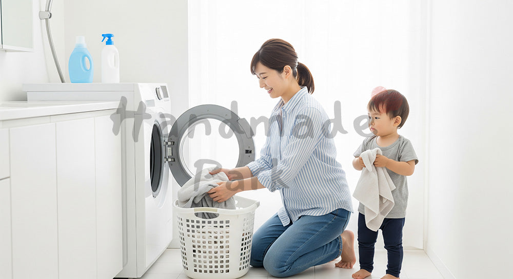 フリー素材 無料 写真｜洗面所で洗濯物を運ぶ日本人母子のランドリーシーン 背景素材