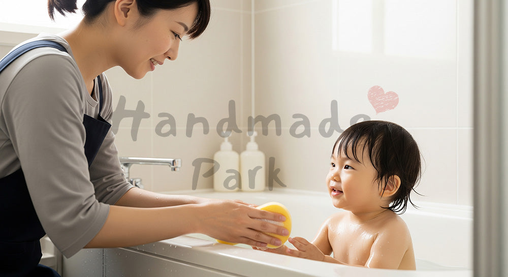 フリー素材 無料 写真｜お風呂で幼児の体をやさしく洗う日本人母親の入浴介助シーン 背景素材