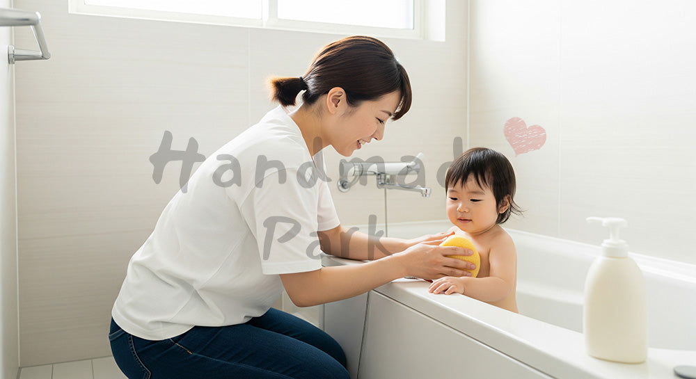 フリー素材 無料 写真｜お風呂で幼児の体をやさしく洗う日本人母親の入浴介助シーン