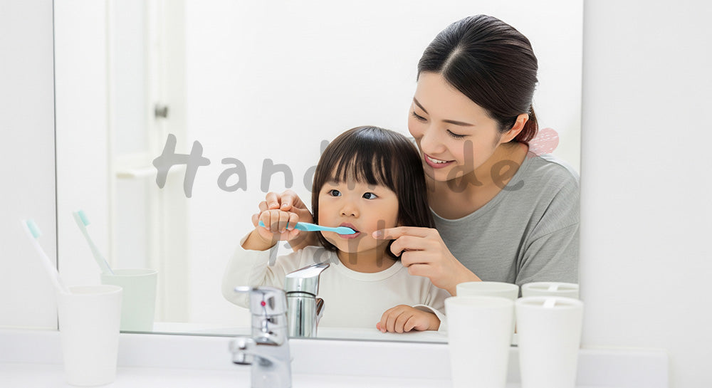 フリー素材 無料 写真｜洗面台の前で幼児の歯みがきをサポートする日本人母親の生活シーン 余白あり