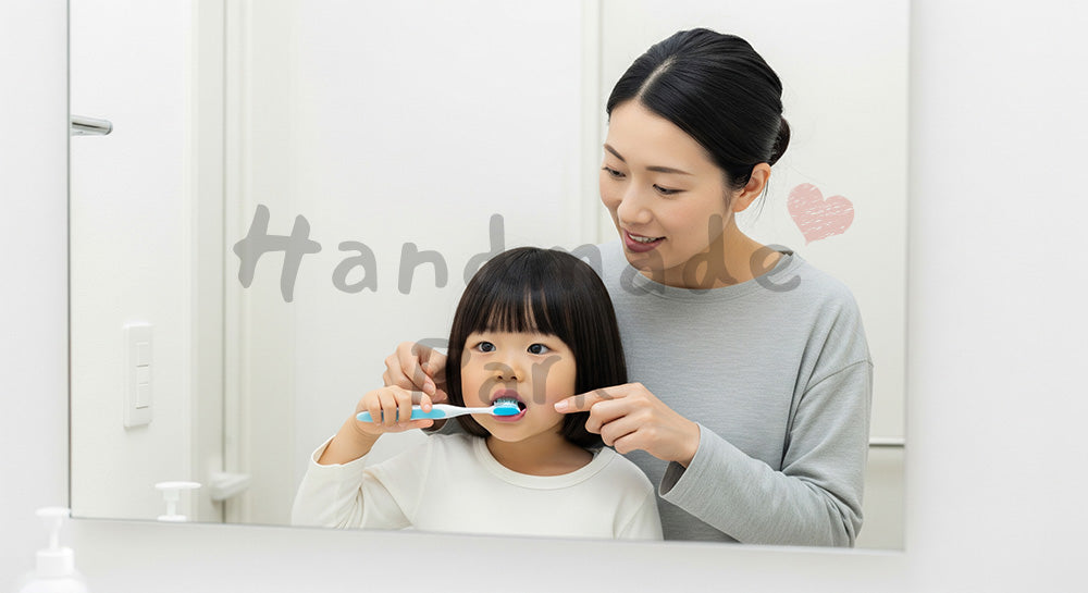 フリー素材 無料 写真｜洗面台の前で幼児の歯みがきをサポートする日本人母親の生活シーン