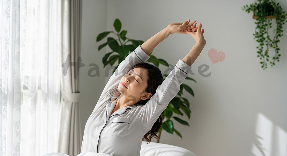 フリー素材 無料 写真｜朝の寝室でストレッチをする日本人女性のセルフケア