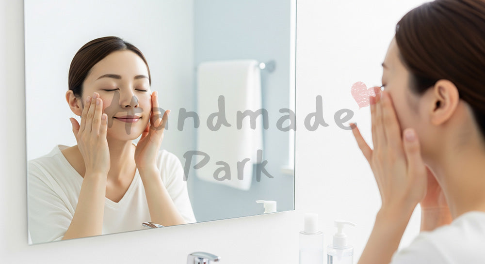 フリー素材 無料 写真｜洗面所で化粧水をなじませる日本人女性のスキンケア 背景素材