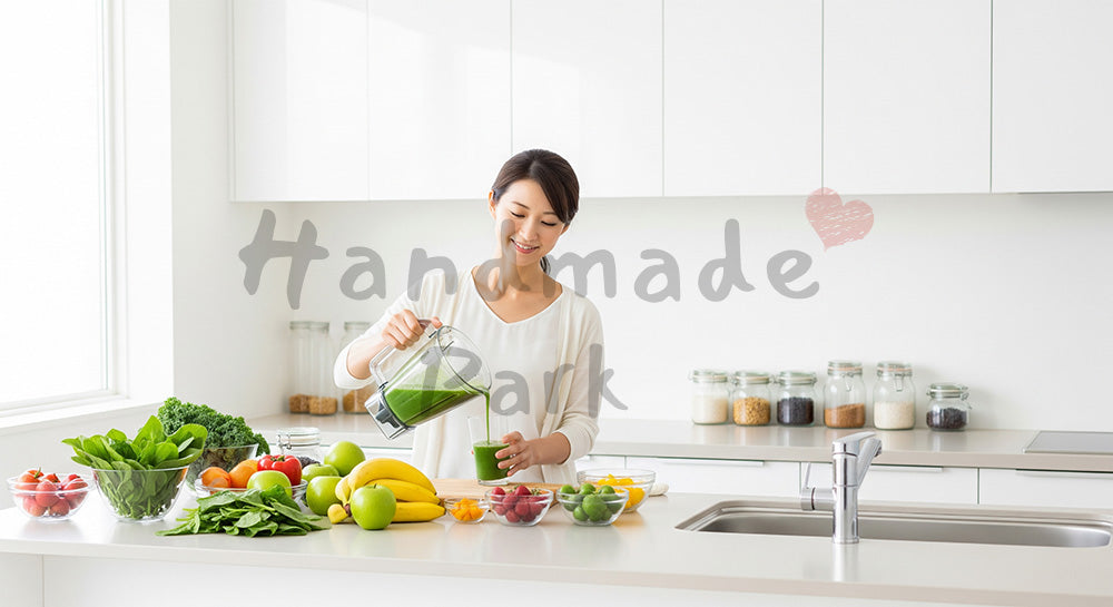 フリー素材 無料 写真｜キッチンでスムージーを作る日本人女性のヘルシーな生活 余白あり