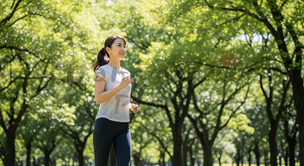 フリー素材 無料 写真｜姿勢改善ストレッチをする日本人女性のセルフケア 余白あり