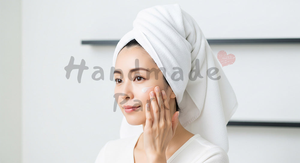 フリー素材 無料 写真｜入浴後に乳液をなじませる日本人女性のスキンケアタイム 写真背景