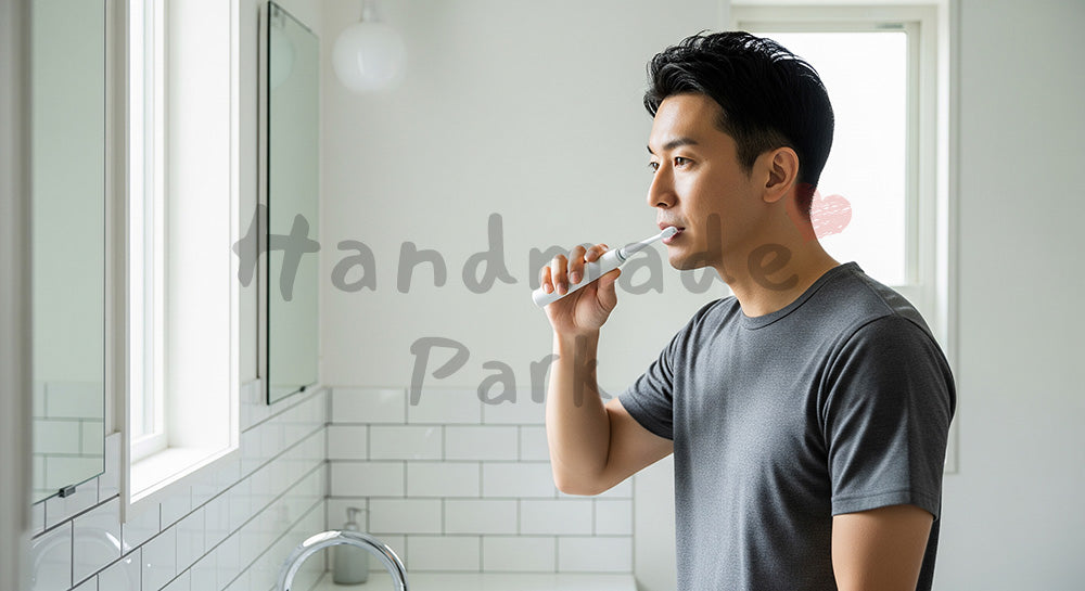 フリー素材 無料 写真｜朝の洗面所で電動歯ブラシを使う日本人男性のヘルスケアシーン 余白あり
