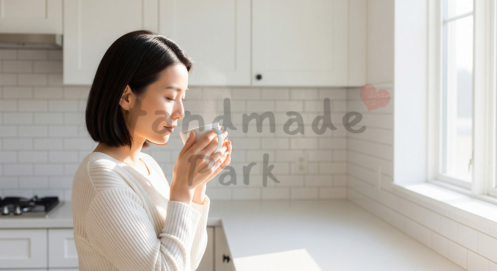 フリー素材 無料 写真｜白湯を飲んで体を整える日本人女性の朝習慣 写真背景