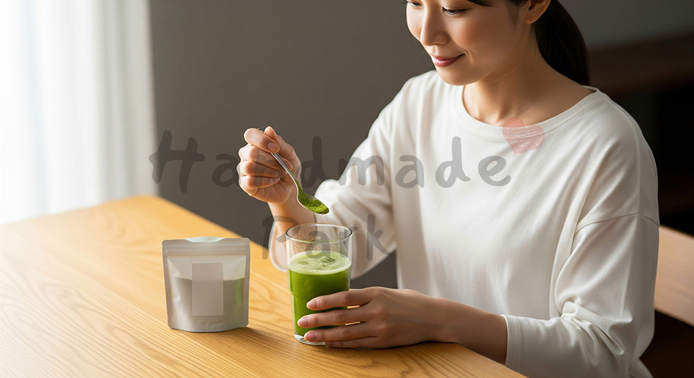 フリー素材 無料 写真｜青汁を飲む日本人女性の健康習慣 余白あり