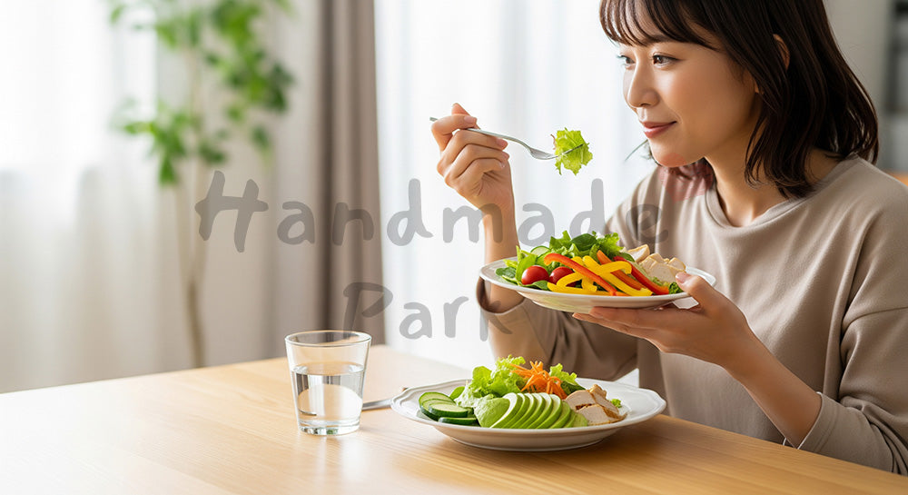 フリー素材 無料 写真｜サラダを食べる日本人女性のヘルシーなランチ 余白あり