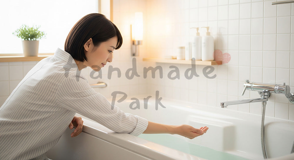フリー素材 無料 写真｜入浴前にお湯の温度を確認する日本人女性 写真背景