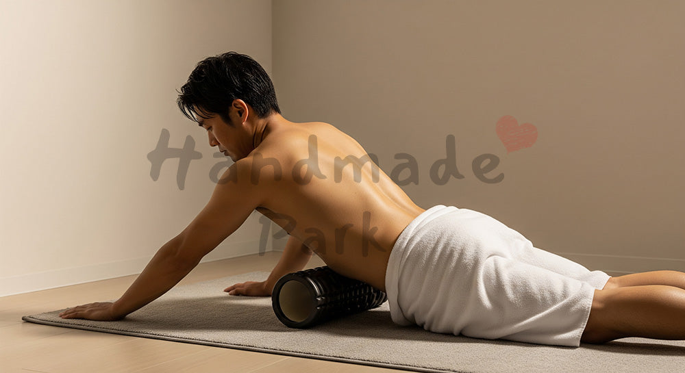 フリー素材 無料 写真｜ストレッチポールで背中をほぐす日本人男性 余白あり