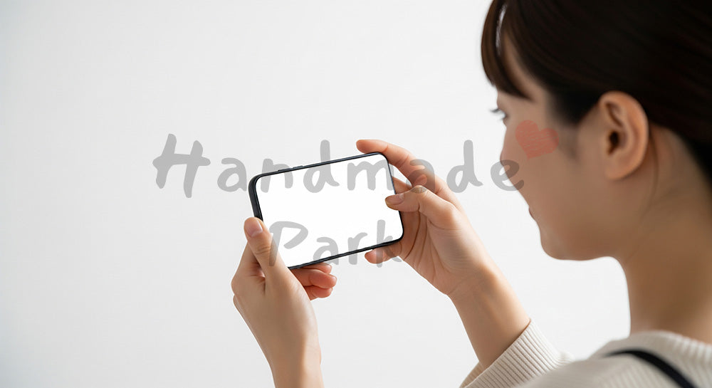 フリー素材 無料 写真｜フリマアプリに出品するため商品撮影をする日本人女性 背景素材