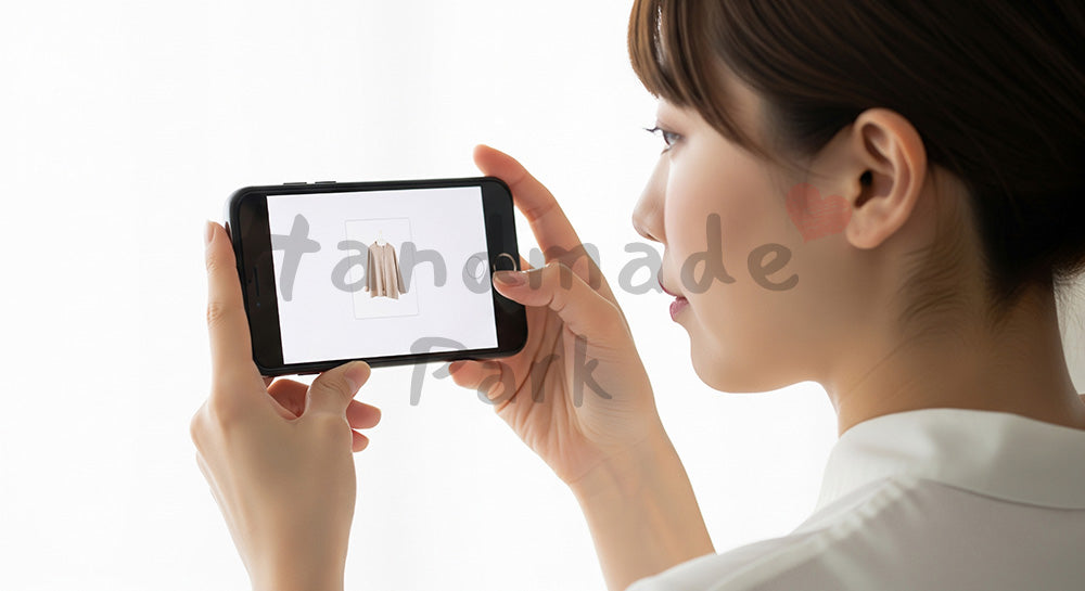 フリー素材 無料 写真｜フリマアプリに出品するため商品撮影をする日本人女性
