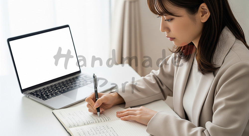 フリー素材 無料 写真｜スキル表を整理しキャリアアップを目指す日本人女性 余白あり